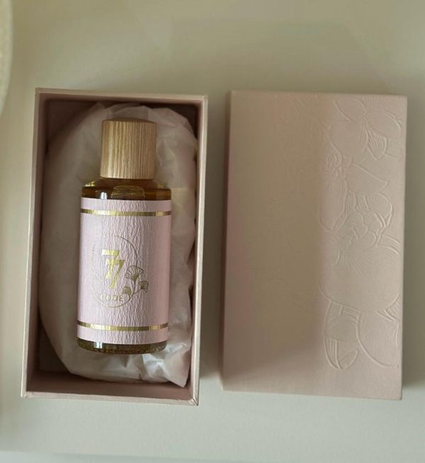 Distinctive perfume in a luxurious box and a gift card - Image 2