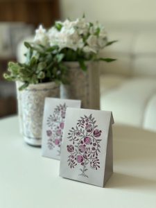 أكياس توزيعات ورق مع ستيكر (وردي)