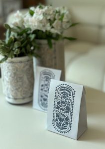 أكياس توزيعات ورق مع ستيكر (أزرق)