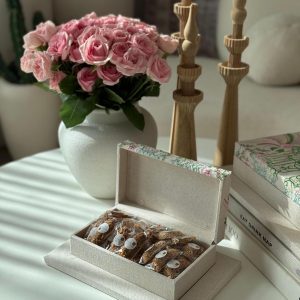 A small box with an embroidered base With two types of sweets