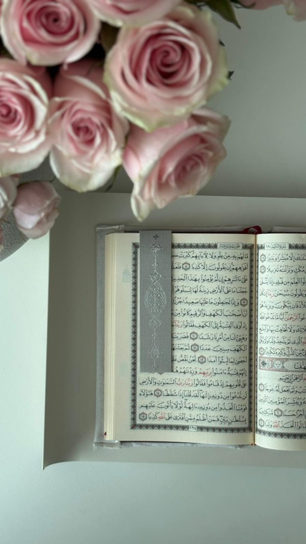 ⁦فاصل كتاب من الورق الفاخر وتسكيرة مغناطيس لون رمادي بكبس فضي⁩ - الصورة ⁦2⁩