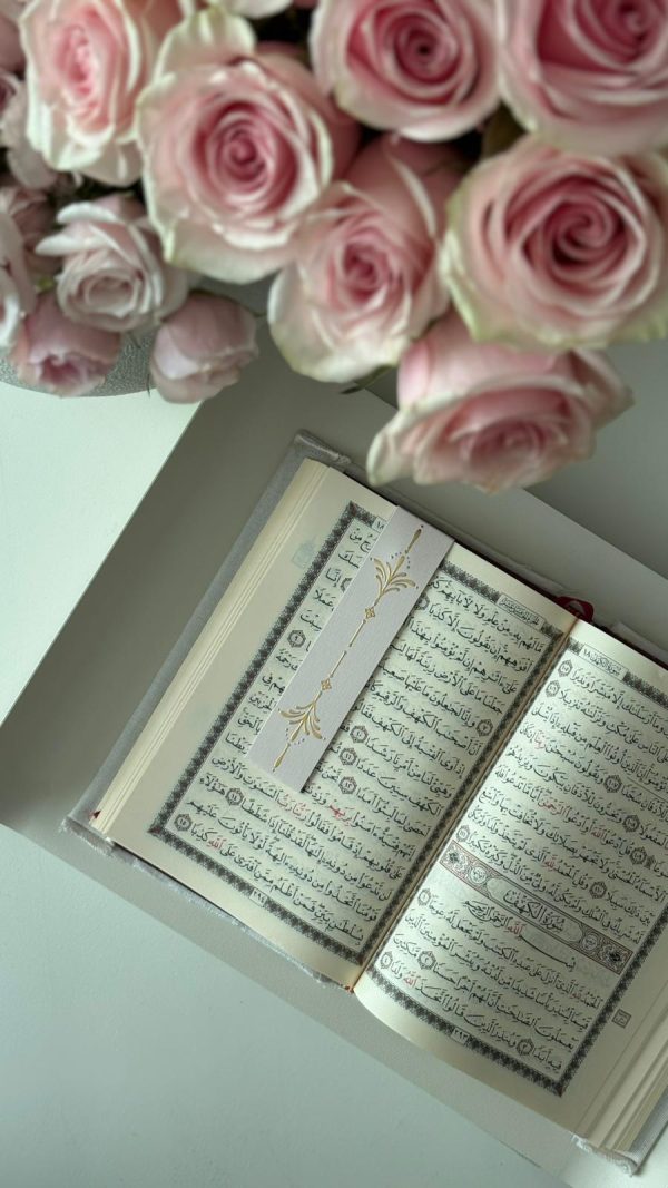 ⁦فاصل كتاب من الورق الفاخر وتسكيرة مغناطيس لون بيج فاتح بكبس ذهبي⁩ - الصورة ⁦2⁩
