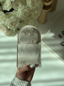 مرايا مطرزة داخل ظرف مطرز