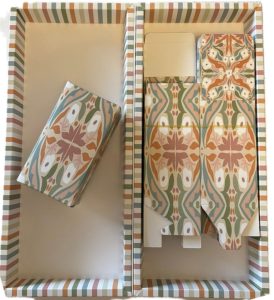 علب ورقية للتوزيعات مع قاعدة