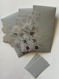 مجموعة من ثلاثة أظرف ورقية فاخرة بكبس فضي بارز مع كروت صغيرة (لون رمادي)