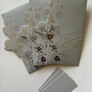 مجموعة من ثلاثة أظرف ورقية فاخرة بكبس فضي بارز مع كروت صغيرة (لون رمادي)