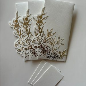 مجموعة من ثلاثة أظرف ورقية فاخرة بكبس ذهبي بارز مع كروت صغيرة (لون أوف وايت)