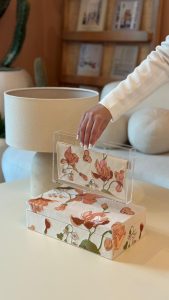 ظرف من قماش المخمل مطرز بالورود البرتقالية