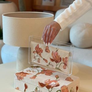 ظرف من قماش المخمل مطرز بالورود البرتقالية