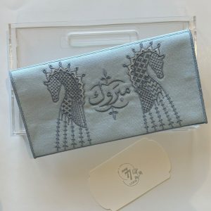 ظرف قماش أزرق مزين بالخيل وكلمة مبروك